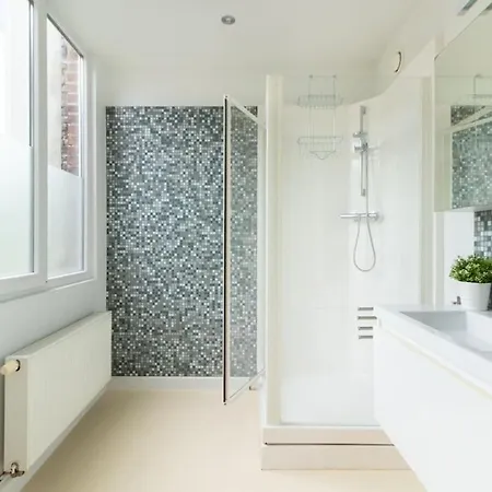 Bright, Spacious & Perfectly Located In The Heart Of Gand