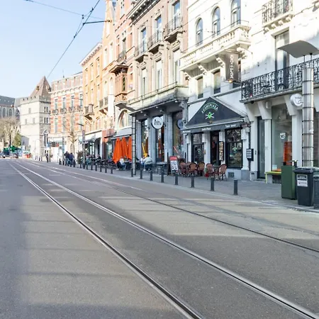 Bright, Spacious & Perfectly Located In The Heart Of Apartment